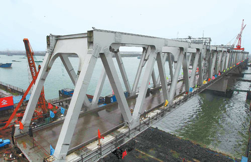 上海金山铁路支线黄浦江特大桥主桥全线贯通(