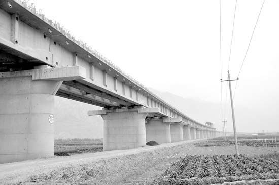正在建设中的兰渝铁路高架桥-兰渝铁路|高架桥