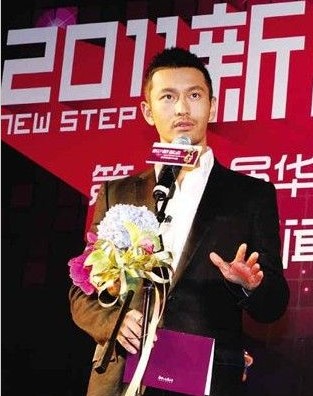 黄晓明避谈与baby传露骨短信 称不靠绯闻博版