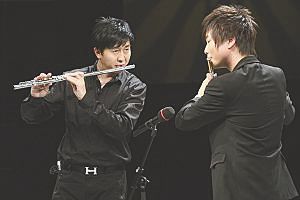 任静付笛生展示真实生活 一家三口合唱歌曲-任