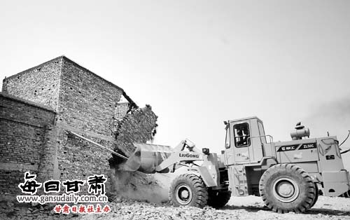 挖掘机下,小炮楼土崩瓦解-七里河区|违法建设