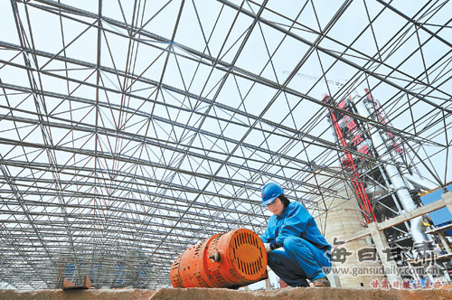 临洮县中铺工业园区一派紧张繁忙的建设场景(