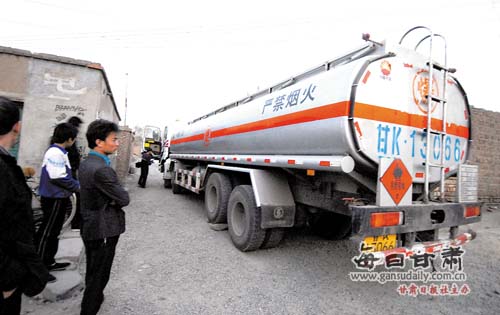 转弯油罐车轧死退休工人-车祸|油罐车|工人-每日甘肃-兰州