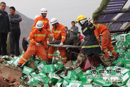 魔鬼路段发生车祸陇南消防火速救援-陇南消防