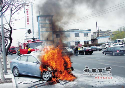 滨河路:两车迎面相撞 燃起熊熊大火(图) -  甘肃 论
