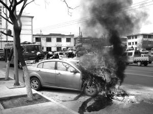 兰州: 一轿车 撞上半挂 起火  市民拨电话报警- 起火 