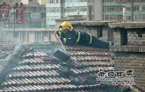 兰州消防支队成功扑救一起闷顶建筑火灾-兰州