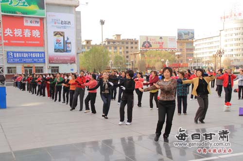 张掖:花红柳绿四月天 清晨健身在广场(组图)-摄