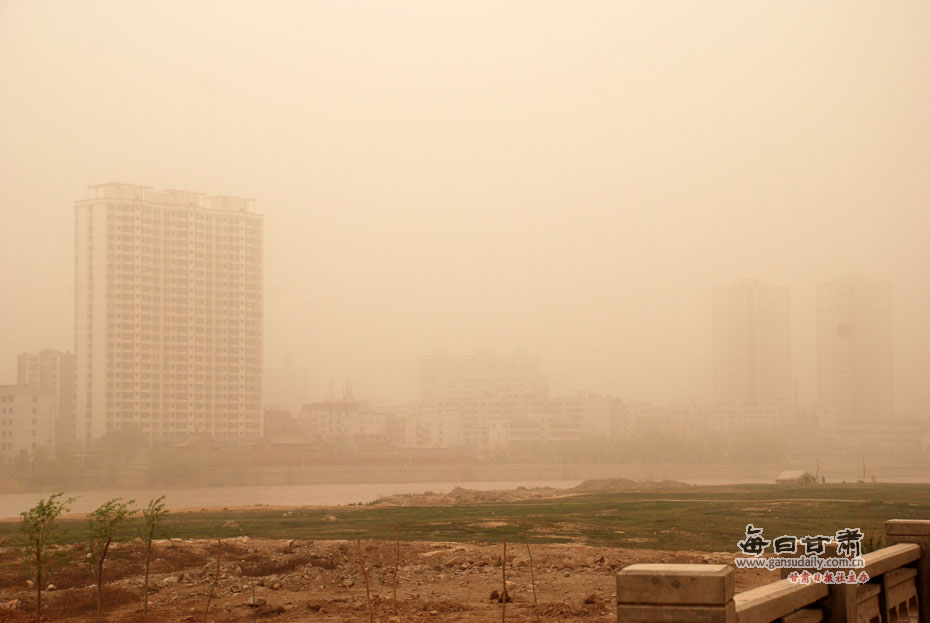 高清图集:兰州遭遇扬沙天气 天空被黄沙笼罩