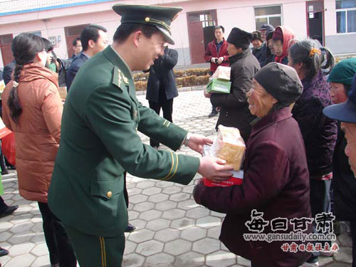 华亭消防大(中)队扶贫帮困支援地方经济建设侧