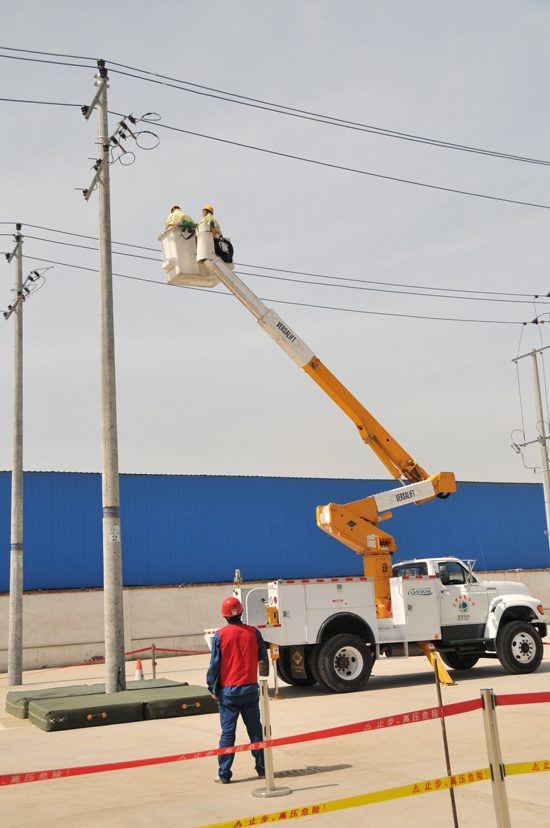 省电力公司举行10kv配网带电作业现场观摩会
