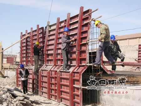 图2 5月31日,天马湖项目建设现场,施工人员正在架设钢模板.