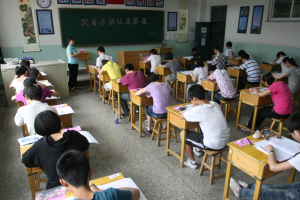 兰州资深教师点评中考试题:语文突出热点 物理
