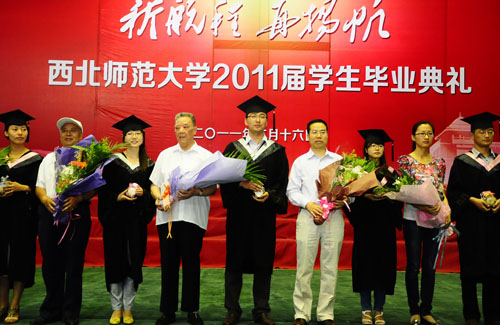 4、衡阳本科毕业证封面是红色的。本科毕业证封面不是都是红色的吗？