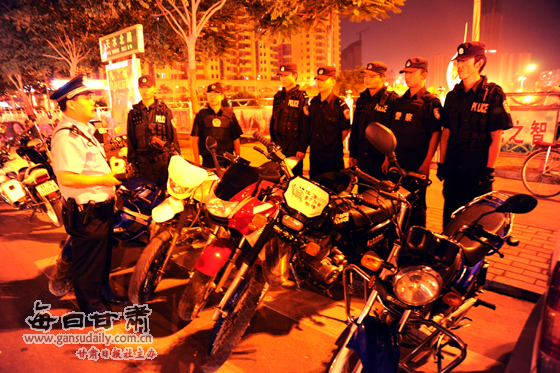 兰州:警方夜查飙车党+14辆噪音摩托被扣(组图