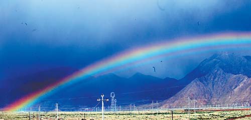 雷雨过后形成的彩虹给茫茫戈壁带来奇丽的景致