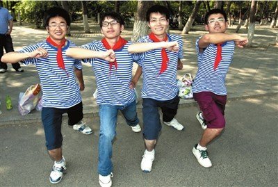 拍照怎么摆姿势公园 10844967_787380.jpg