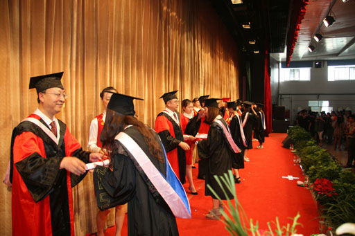 3、甘肃大学毕业证申请：大学毕业证什么时候拿到？