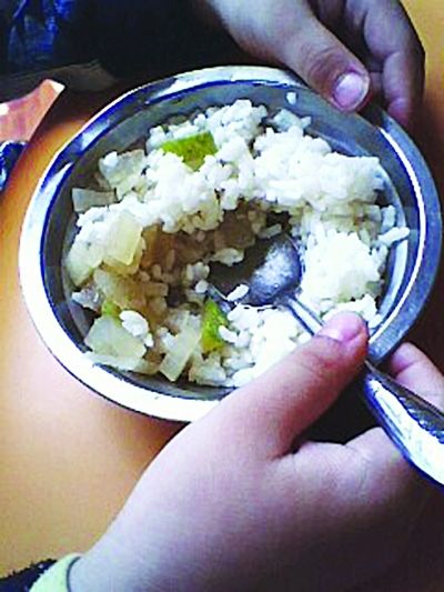 网曝南京一幼儿园剩饭剩菜烩出"八宝粥"
