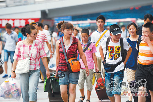 兰州火车站迎来旅游出行高峰(图)