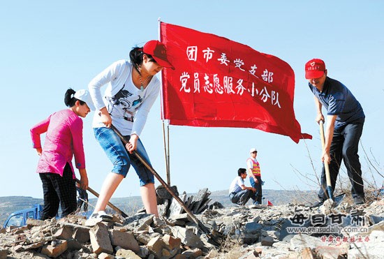 图文:定西市直单位党员志愿者冒着酷暑 开展卫