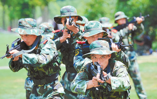 【新闻广场】武警浙江绍兴支队反恐特战队队员冒着高温酷暑进行训练