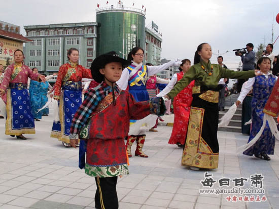 天祝县人口_甘肃天祝县救援人员将伤者抬出救治.-甘肃天祝致49人受伤报复纵火(3)