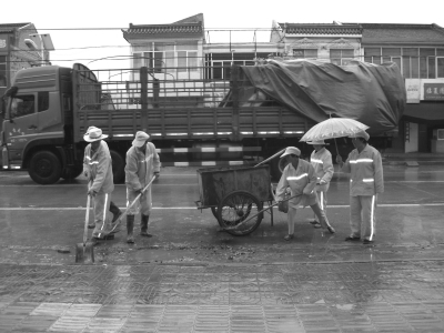 礼县盐官镇清洁工冒雨清洁街道(图) -清洁工|清