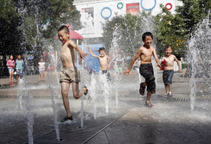 兰州近几日高温天气 挑战市民对热浪的承受极