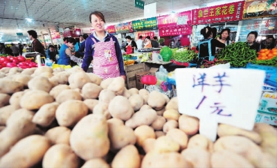 图片新闻:兰州市张掖路菜市场蔬菜经营户在摊