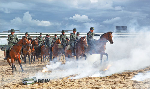 荷兰骑兵在斯海弗宁恩的海滩上集训(图)-荷兰|