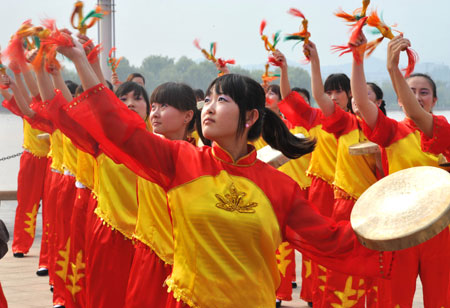 图文:淄博市临淄区雪宫街道的<em>女子锣鼓</em>队在排
