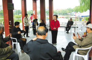 老年人在公园里吼秦腔只为找个"乐"(图)