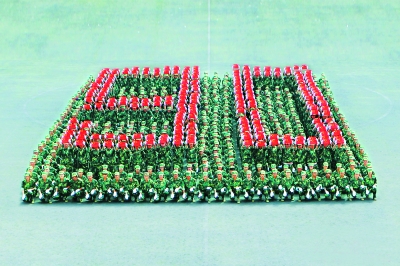 图片新闻:甘肃政法学院600名学生方队摆成90
