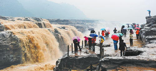 游客在山西省临汾市吉县黄河壶口瀑布景区内游