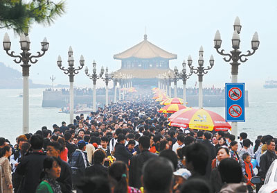 游客将青岛栈桥景区挤得水泄不通