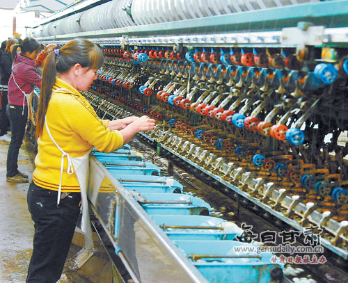 康县鑫虹缫丝厂的职工在加工蚕丝(图)