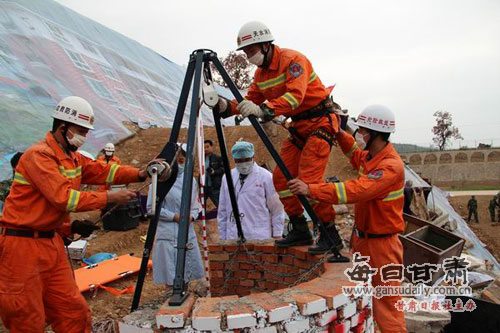 这里就是战场--天水消防官兵参加军警民综合训