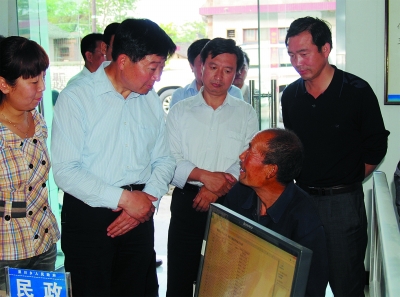徽县县委书记王强; 徽县委副书记,县长肖庆康(前排左三)在徽县一中