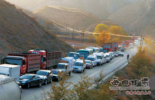 国道109线槽车翻进排水渠 吊车都没辙(图)-翻车-每日甘肃-兰州晨报