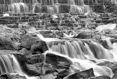 八里沟景区峡谷中的一处瀑布群 -峡谷-每日甘肃