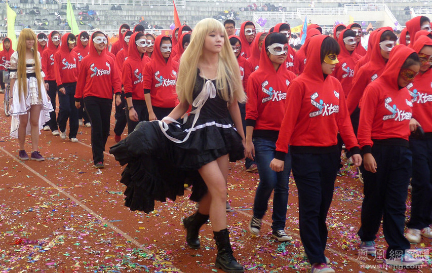 广西南宁:中学校运会开幕式 搞怪方阵亮点多