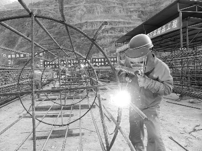 图片新闻:甘肃路桥建设集团为钢筋笼焊接施工现场-甘肃|路桥|建设集团-每日甘肃-甘肃经济报