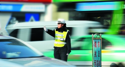 兰州:记者体会女交警执勤 不能多喝水一站数小