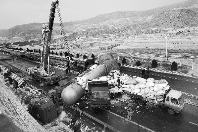 柳高速公路发生连环追尾事故 造成1死2伤-追尾