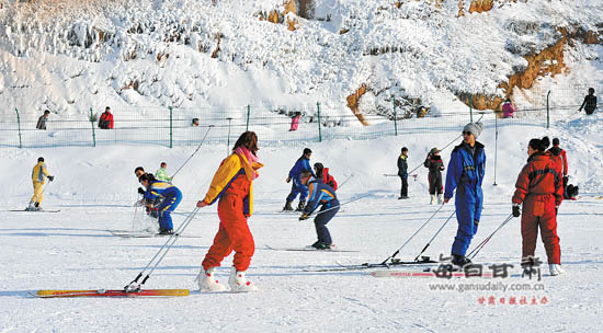 游客在榆中县兴隆山滑雪场享受滑雪带来的快乐