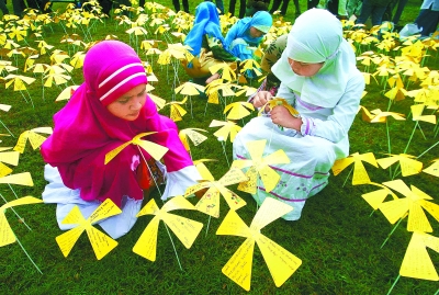 两名女孩在哀悼2004年印尼海啸中丧生的难民