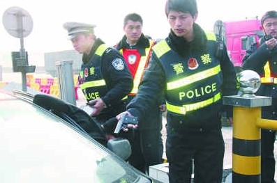 男子运毒遭拦截 持枪欲射民警卡壳