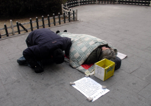 老太当"托"男子磕头行乞 金奉乾摄