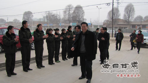 定西临洮县民政局贾生荣局长代表四大班子慰问